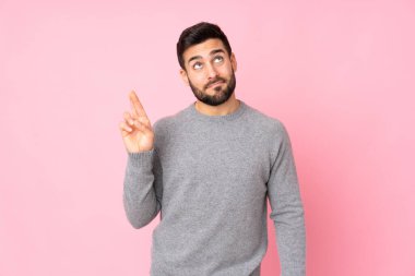 Kafkasyalı yakışıklı adam tecrit edilmiş geçmişinde şans diliyor ve en iyisini diliyor.