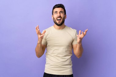 Sakallı, sakallı, genç ve yakışıklı bir adam.