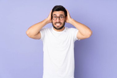 Kafkasyalı yakışıklı adam tecrit edilmiş geçmişinde gergin hareketler yapıyor.