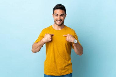 Yüzünde şaşırtıcı bir ifade olan, izole edilmiş genç yakışıklı bir adam.