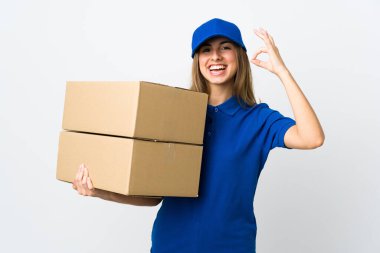 Genç teslimatçı kadın izole edilmiş beyaz arka planda parmaklarıyla işaret gösteriyor.