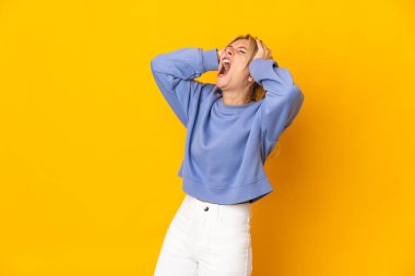 Sarı arka planda izole edilmiş genç Rus kadın bunalıma girdi.