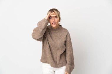 Beyaz arka planda izole edilmiş genç bir Rus kadın bir şeye bakmak için çok uzaklara bakıyor.