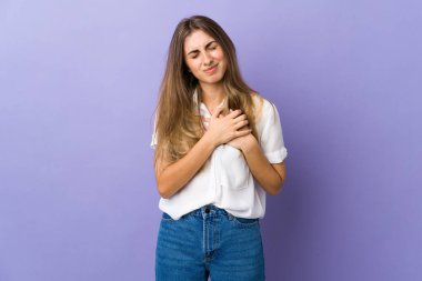 Mor bir geçmişi olan, kalbi ağrıyan genç bir kadın.