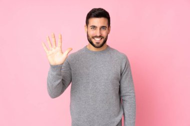 Kafkas yakışıklı adam tecrit edilmiş arka planda beş parmaklı sayıyor.