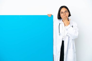 Beyaz arka planda izole edilmiş, geniş ağızlı, geniş ağızlı, büyük bir pankartla genç, melez bir doktor kadın.