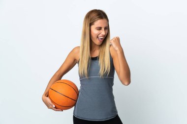 Beyaz arka planda basketbol oynayan genç bir kız öğrenci.