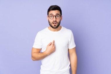 Tecrit edilmiş geçmişi olan beyaz yakışıklı bir adam kendini işaret ediyor.