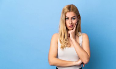 Genç Uruguaylı sarışın kadın soyutlanmış arka plan ve düşünce