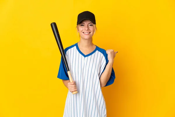 Giovane Donna Russa Isolata Sfondo Giallo Giocare Baseball Indicando Lato — Foto Stock