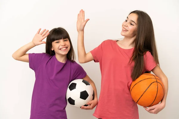 Маленькі Сестри Грають Футбол Баскетбол Ізольовані Білому Фоні Рукою Щасливим — стокове фото