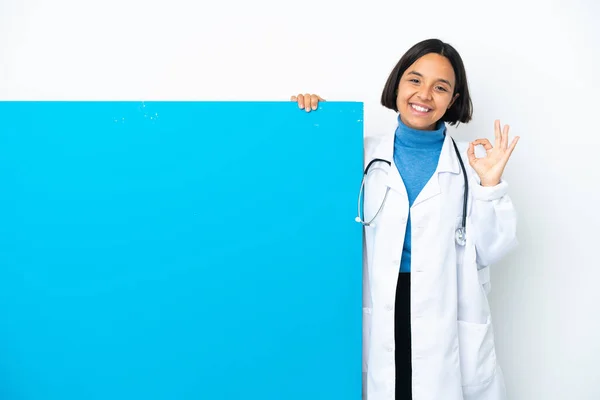 年轻的混血女医生 有一个很大的标语牌 白色背景 两只手有明显的标志 — 图库照片