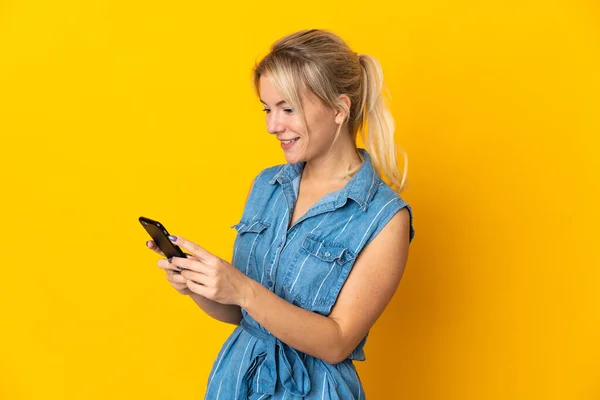 Mujer Rusa Joven Aislada Sobre Fondo Amarillo Enviando Mensaje Correo —  Fotos de Stock