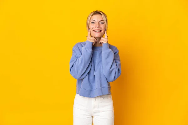 Jonge Russische Vrouw Geïsoleerd Gele Achtergrond Glimlachen Met Een Vrolijke — Stockfoto