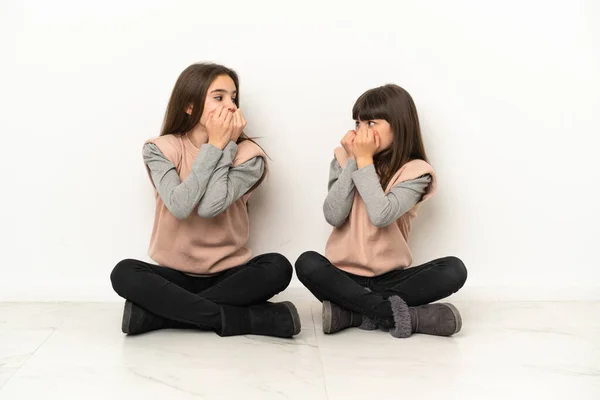 Petites Sœurs Assis Sur Sol Isolé Sur Fond Blanc Est — Photo