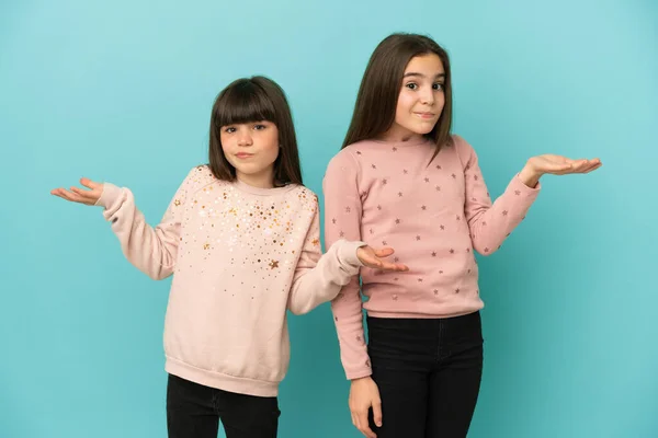 Hermanitas Niñas Aisladas Sobre Fondo Azul Infelices Frustradas Con Algo —  Fotos de Stock