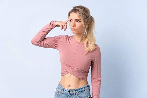 Blond Vrouw Geïsoleerde Blauwe Achtergrond Het Maken Van Het Gebaar — Stockfoto