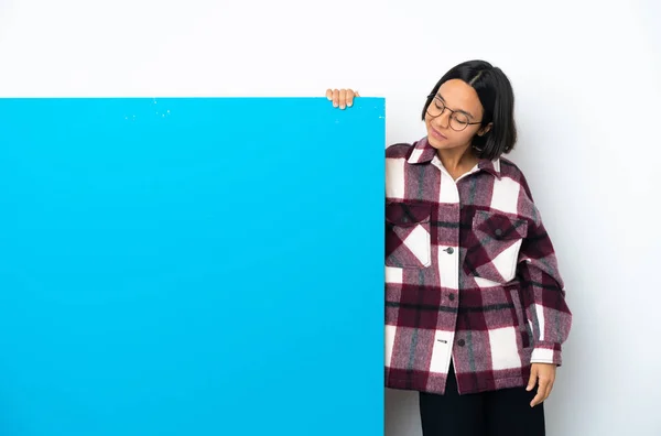 Jovem Mulher Raça Mista Com Grande Cartaz Azul Isolado Fundo — Fotografia de Stock