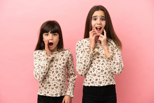 Irmãzinhas Meninas Isoladas Fundo Rosa Surpreso Chocado Olhar Para Direita — Fotografia de Stock