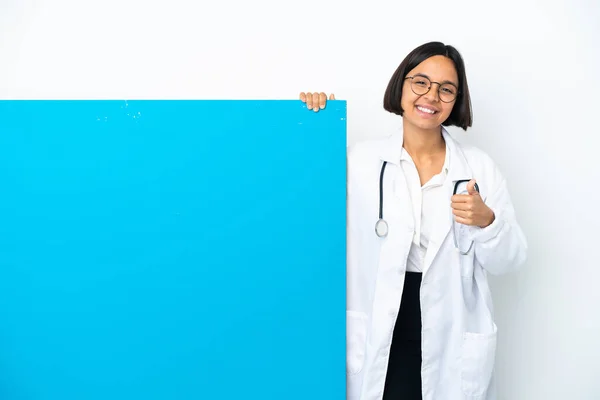 年轻的混合种族医生女人 有一个白色背景的大海报 伸出一个大拇指做手势 — 图库照片