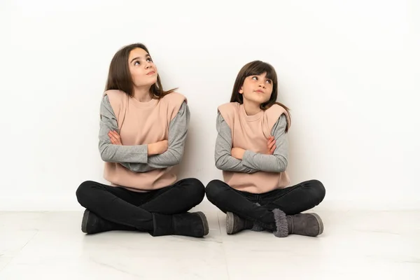 Petites Sœurs Assises Sur Sol Isolées Sur Fond Blanc Faisant — Photo