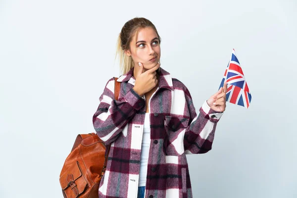拿着英国国旗的年轻女子 背景为白色 有怀疑和思考 — 图库照片