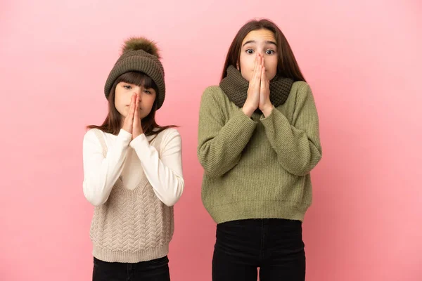 Las Hermanas Pequeñas Que Llevan Una Ropa Invierno Aislada Sobre —  Fotos de Stock