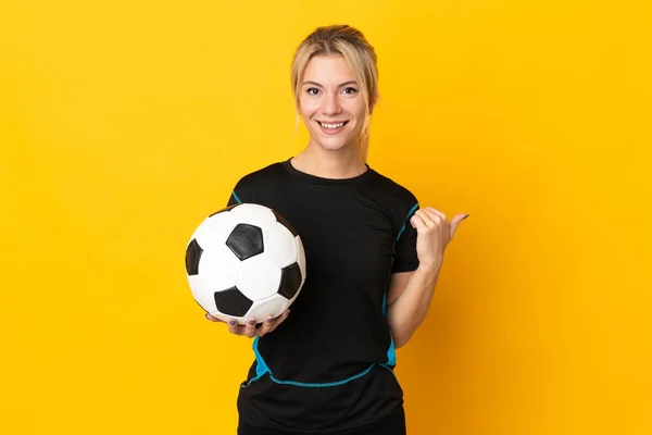 Giovane Giocatore Calcio Russo Donna Isolato Sfondo Giallo Che Punta — Foto Stock