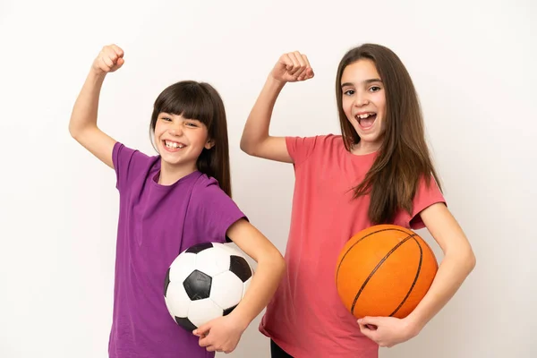 축구와 농구를 자매들은 승리를 자축하는 배경에서 고립되어 — 스톡 사진