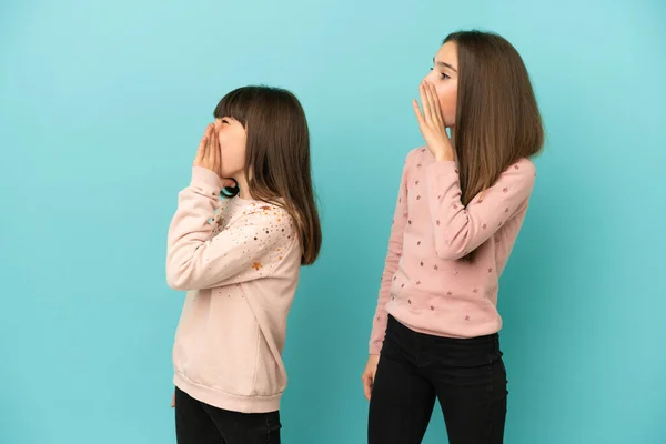 Hermanitas Aisladas Sobre Fondo Azul Gritando Con Boca Abierta Hacia —  Fotos de Stock