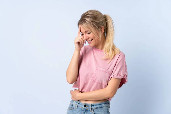 Blond Vrouw Geïsoleerde Blauwe Achtergrond Lachen — Stockfoto