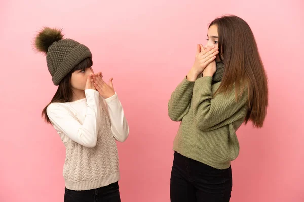 Hermanitas Vestidas Con Ropa Invierno Aisladas Sobre Fondo Rosa Cubriendo —  Fotos de Stock