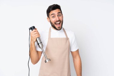 Beyaz arkaplanda izole edilmiş el blenderi kullanan adam