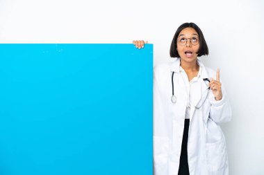 Beyaz arka planda izole edilmiş büyük bir pankartla genç, melez bir ırk doktoru.