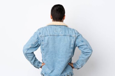 Beyaz arka planda sakallı, yakışıklı genç bir adam.