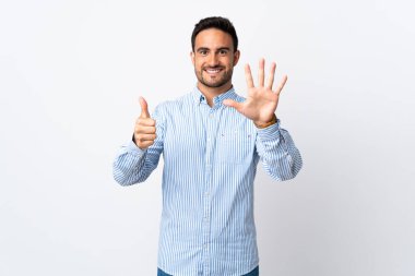 Tecrit edilmiş genç yakışıklı adam parmaklarıyla altı kişi sayıyor.