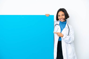 Beyaz arka planda izole edilmiş büyük bir pankartla genç ırk doktoru kadın.