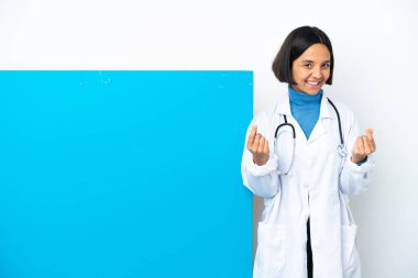Beyaz arka planda izole edilmiş büyük bir afişi olan genç ırk doktoru para hareketi yapıyor.