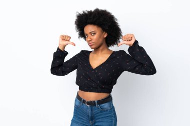 Genç Afrikalı Amerikalı kadın beyaz arka planda kendini beğenmiş ve gururlu.