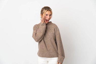 Beyaz arka planda izole edilmiş genç bir Rus kadın ağzı açık bağırıyor.