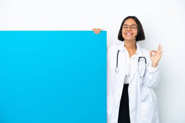 Beyaz arka planda Zen pozuyla izole edilmiş büyük bir afişi olan genç ırk doktoru kadın.
