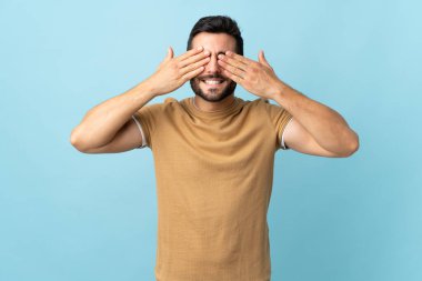 Sakallı, sakallı, genç ve yakışıklı bir adam.