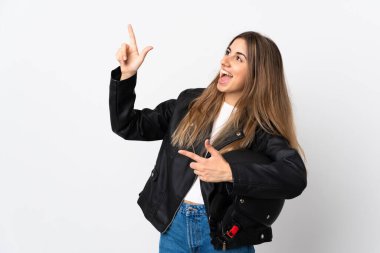 İzole edilmiş beyaz arka planda motosiklet kaskı tutan genç bir kadın işaret parmağıyla işaret etmek harika bir fikir.