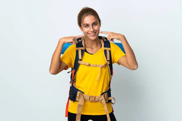 Junge Bergsteigerin Mit Großem Rucksack Auf Weißem Hintergrund Und Daumen — Stockfoto