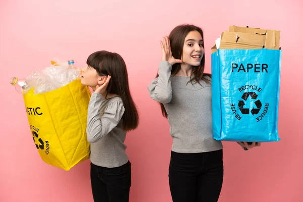 Küçük Kız Kardeşler Geri Dönüşüm Kağıdını Plastiği Pembe Arka Planda — Stok fotoğraf