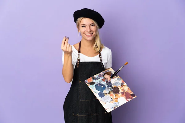 Młoda Artystka Rosjanka Trzyma Paletę Odizolowanych Fioletowym Tle Wykonując Gest — Zdjęcie stockowe