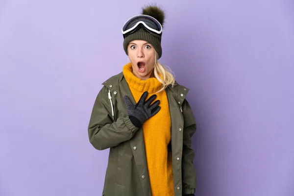 Esquiador Menina Russa Com Óculos Snowboard Isolado Fundo Roxo Surpreendido — Fotografia de Stock