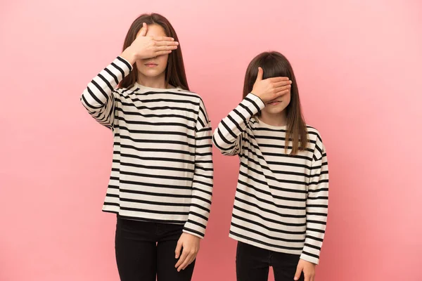 Pequenas Irmãs Meninas Isoladas Fundo Rosa Cobrindo Olhos Por Mãos — Fotografia de Stock