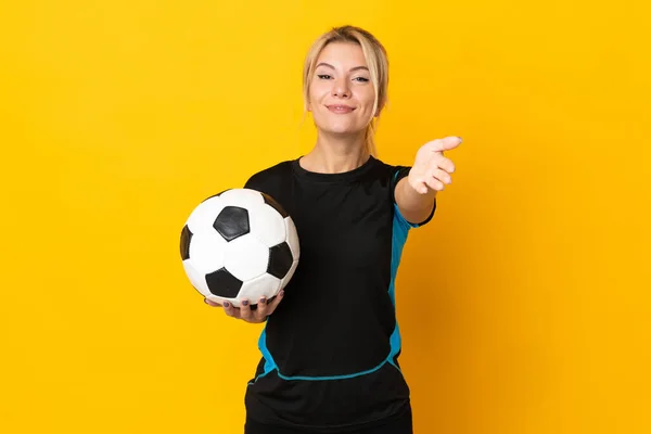 Junge Russische Fußballerin Auf Gelbem Hintergrund Beim Händeschütteln Weil Sie — Stockfoto