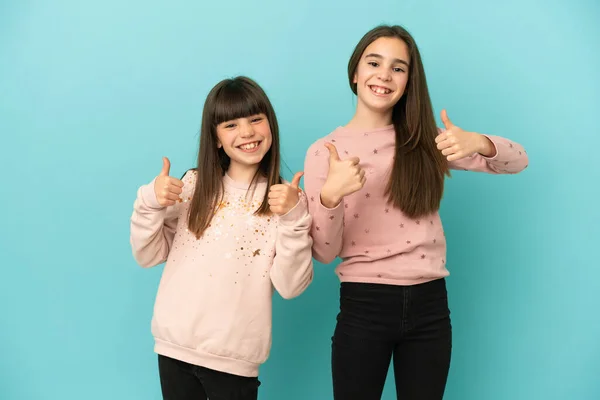 Hermanitas Niñas Aisladas Sobre Fondo Azul Dando Gesto Pulgares Hacia —  Fotos de Stock